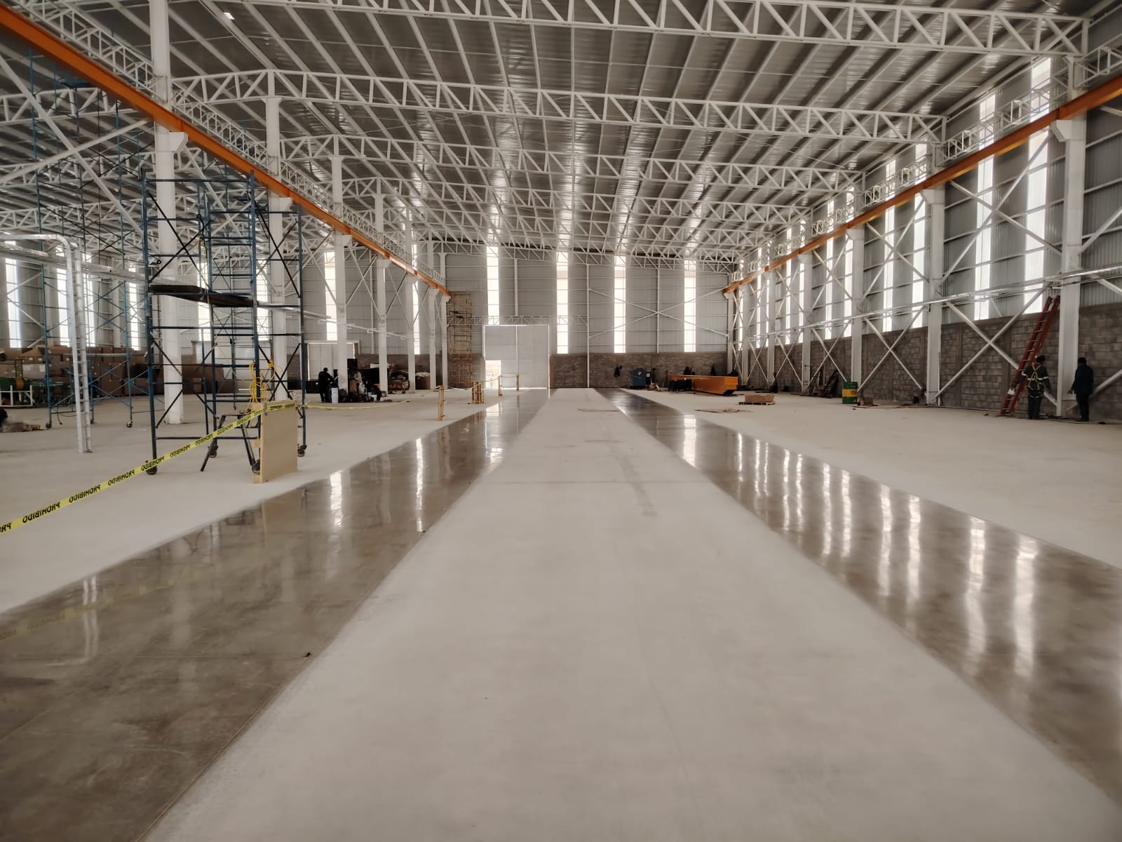 Nave industrial con piso de concreto pulido de gran escala por PEICO
