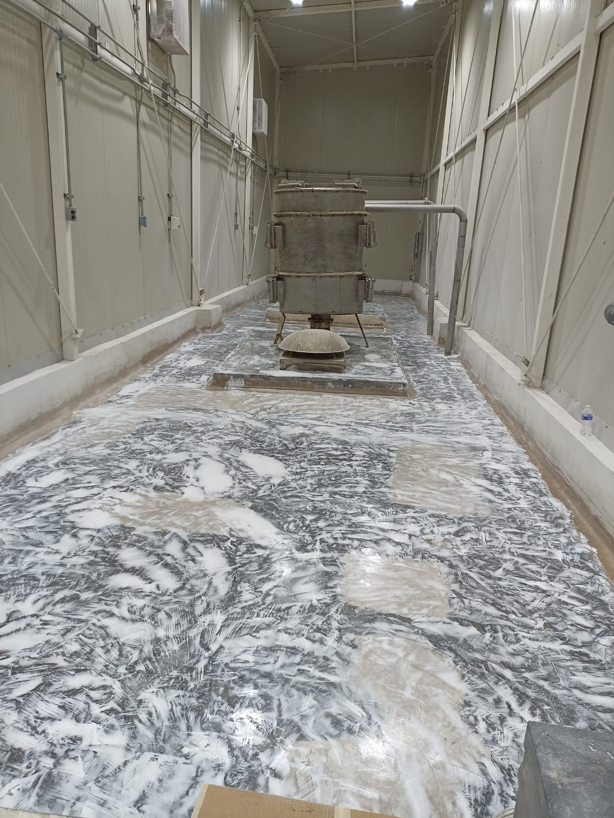 Piso epóxico decorativo metálico en área de proceso